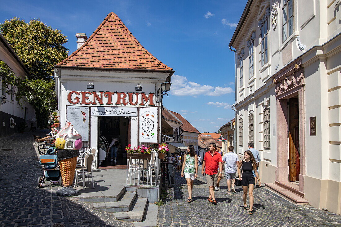 Die Menschen genießen einen Spaziergang durch die Altstadt, Szentendre, Pest, Ungarn, Europa