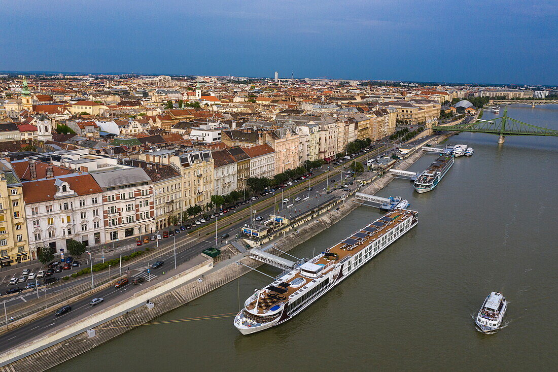 Luftaufnahme von Flusskreuzfahrtschiff Excellence Empress am Anleger an der Donau, Budapest, Pest, Ungarn, Europa