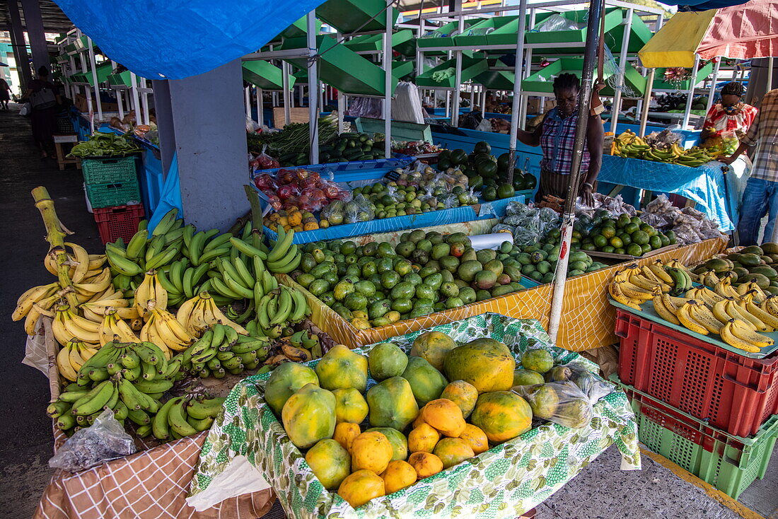 Mangos, Bananen und andere tropische Früchte zum Verkauf am Castries Central Market, Castries, St. Lucia, Karibik