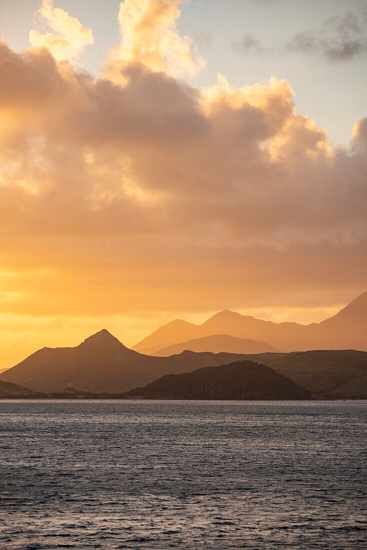 Küste und Berge bei Sonnenaufgang, Insel St. Kitts, St. Kitts und Nevis, Karibik