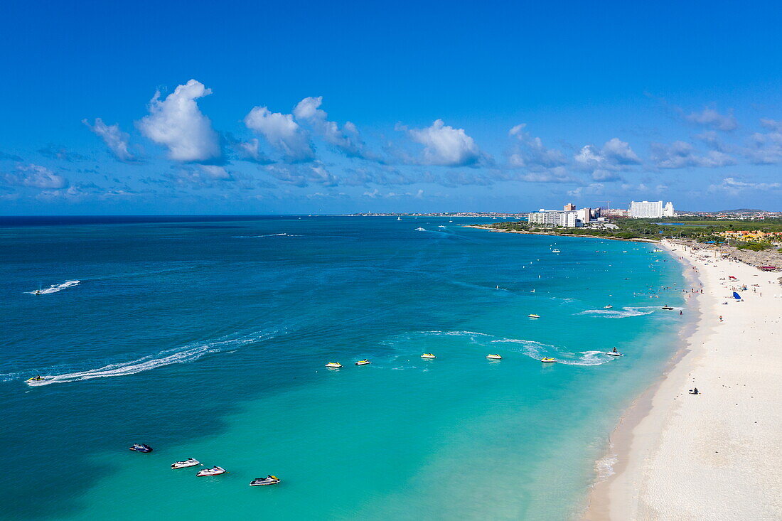 Luftaufnahme von Menschen, die Jet-Ski-Fahrten und Wassersport am Eagle Beach genießen, Eagle Beach, Aruba, Niederländische Karibik, Karibik