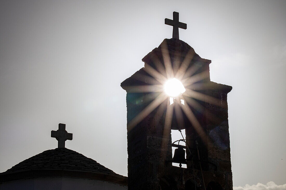 Silhouette von Kirchturm mit Sonnenkranz, Skopelos, Thessalien, Griechenland, Europa
