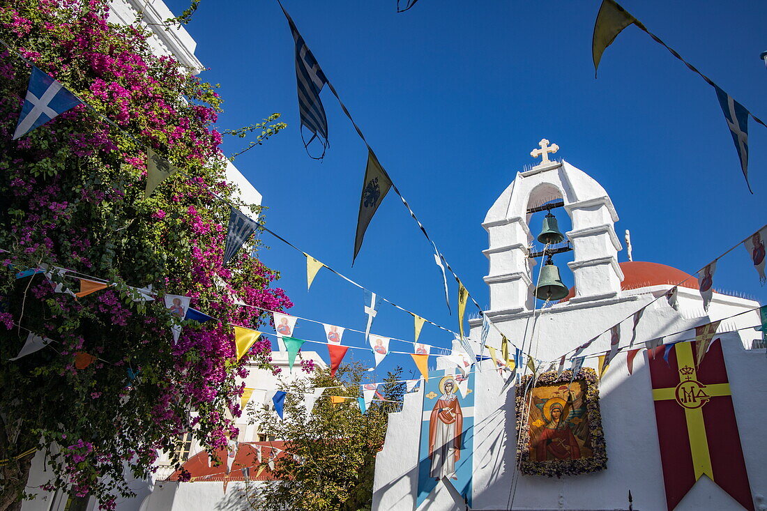 Kleine Kirche und bunte Fahnen, Mykonos, Südliche Ägäis, Griechenland, Europa