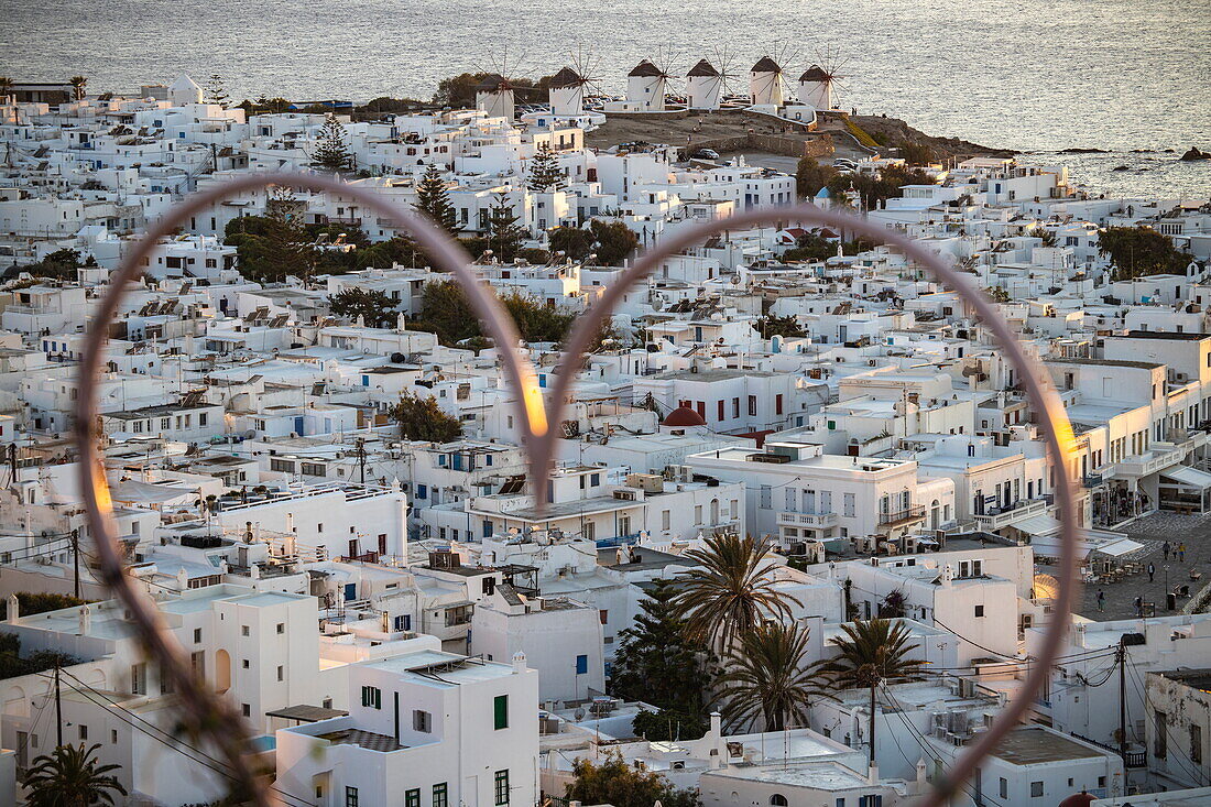 Herzförmiger Selfie-Spot mit Blick auf die Stadt mit den berühmten Windmühlen und Inseln von Mykonos, Mykonos, Südliche Ägäis, Griechenland, Europa