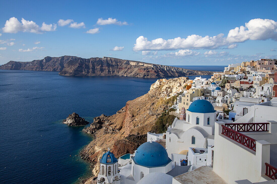 Blaue Kuppeln, griechisch-orthodoxe Kirche und Häuser auf Klippen, Oia, Santorini, Südliche Ägäis, Griechenland, Europa