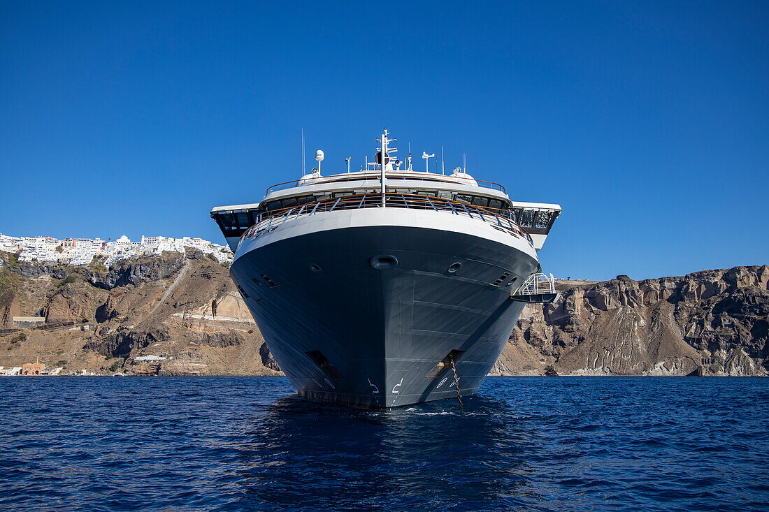Expeditionskreuzfahrtschiff World Explorer (nicko cruises) und Häuser auf Klippen, Santorini, Südliche Ägäis, Griechenland, Europa