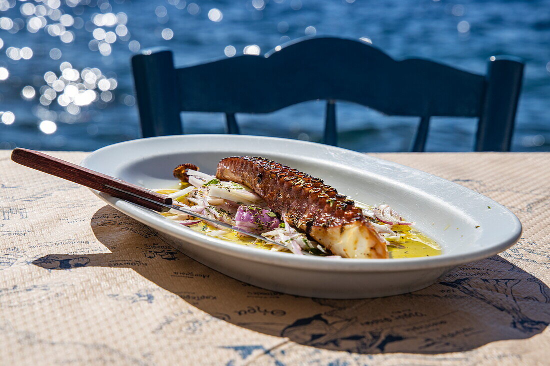 Gegrillter Tintenfisch wird im Restaurant Lombranos Taverna neben dem Pier serviert, Fira, Santorini, Südliche Ägäis, Griechenland, Europa