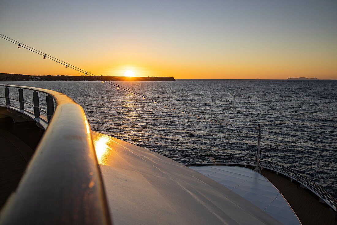 Geländer an Deck von Expeditionskreuzfahrtschiff World Explorer (nicko cruises) bei Sonnenuntergang, Santorini, Südliche Ägäis, Griechenland, Europa