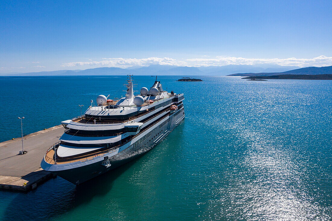 Luftaufnahme von Expeditionskreuzfahrtschiff World Explorer (nicko cruises) am Pier, Itea, Mittelgriechenland, Griechenland, Europa