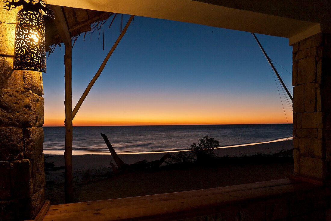 Blick auf den Sonnenuntergang über dem Meer in einem Strandresort, Tsifota, Madagaskar, Afrika