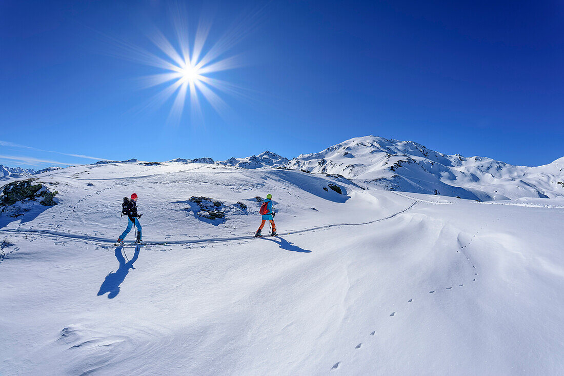 Zwei Frauen auf Skitour steigen zum Rosskopf auf, Rosskopf, Hochfügen, Zillertal, Tuxer Alpen, Tirol, Österreich