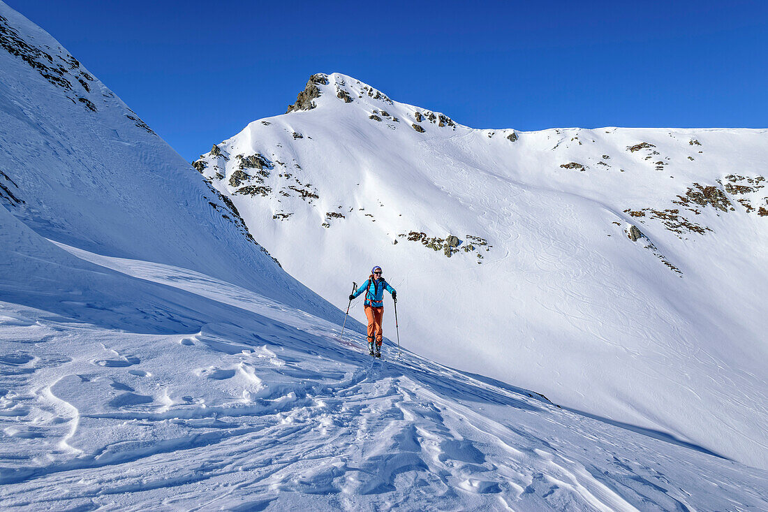 Woman on ski tour ascending to Seespitze, Torhelm in background, Seespitze, Gerlos Pass, Zillertal Alps, Tyrol, Austria