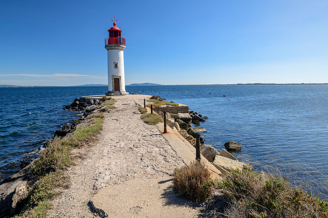 Weg führt auf Leuchtturm von Onglous zu, Phare des Onglous, Agde, Canal du Midi, UNESCO Welterbe Canal du Midi, Mittelmeer, Okzitanien, Frankreich