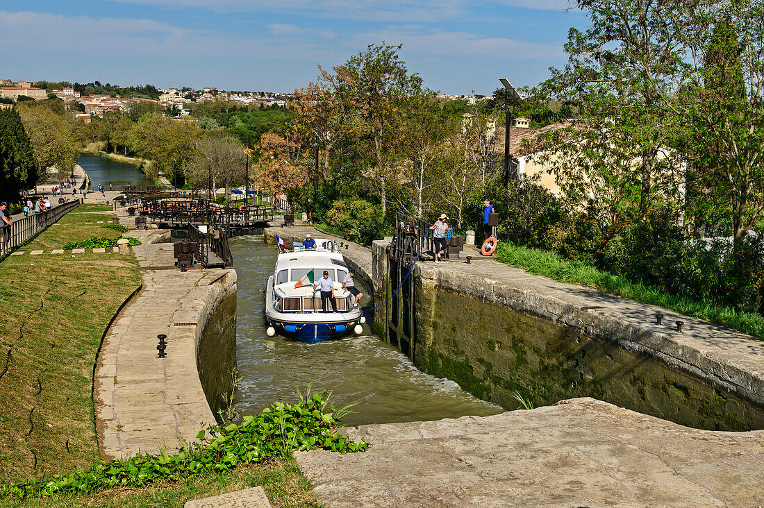 Boot wird durch Schleusentreppe von Fonserannes geschleust, Ecluses de Fonserannes, Canal du Midi, UNESCO Welterbe Canal du Midi, Okzitanien, Frankreich