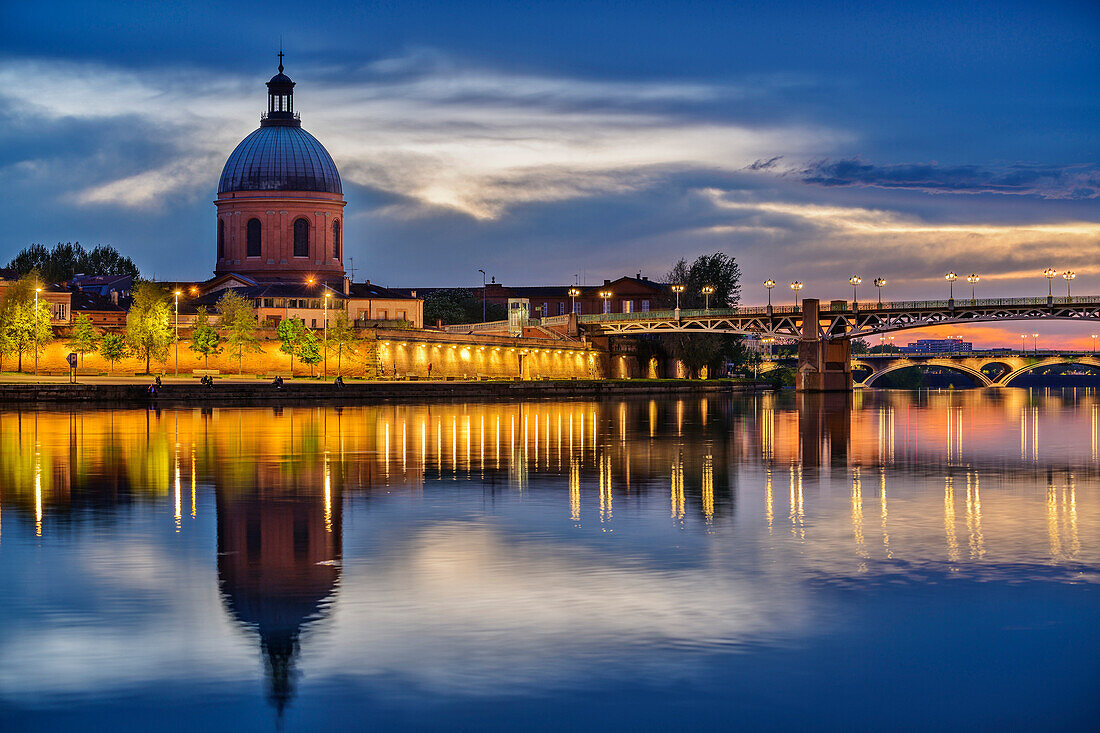 Bridge over the Garonne with illuminated Dome de la Grave, Toulouse, Canal du Midi, UNESCO World Heritage Canal du Midi, Occitania, France