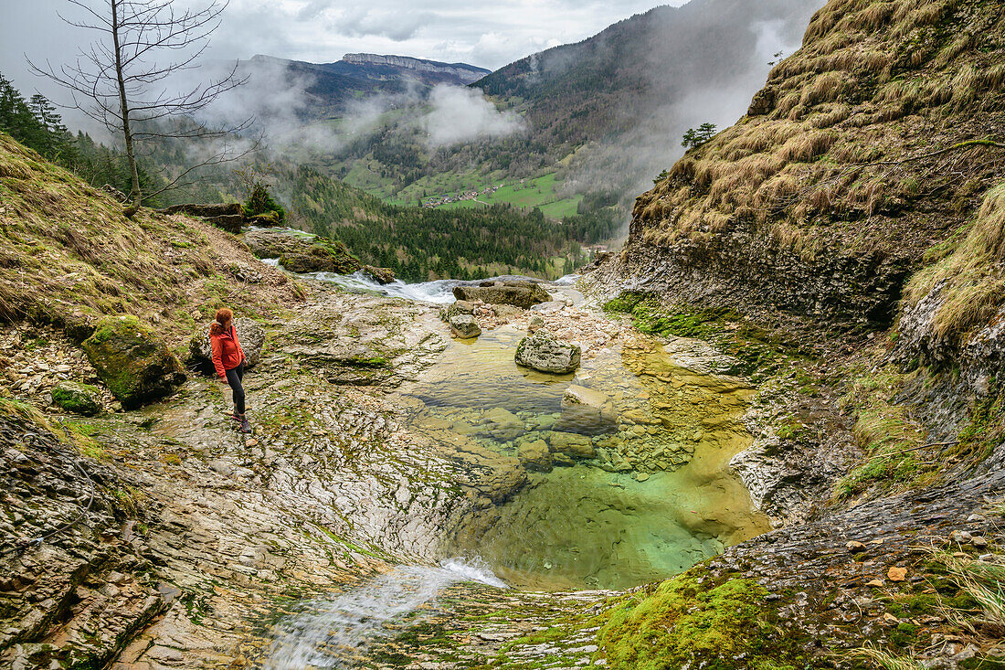 Frau beim Wandern steht an Pool oberhalb des Wasserfall Cirque de Saint-Meme, Naturreservat Hauts de Chartreuse, Chartreuse, Vercors, Savoien, Savoyen, Frankreich