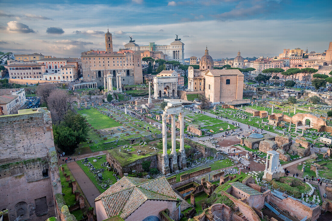 Blick auf antike Ruinen von der Terrazza Belvedere aus gesehen, Forum Romanum, am Palatin Hügel, Rom, Italien