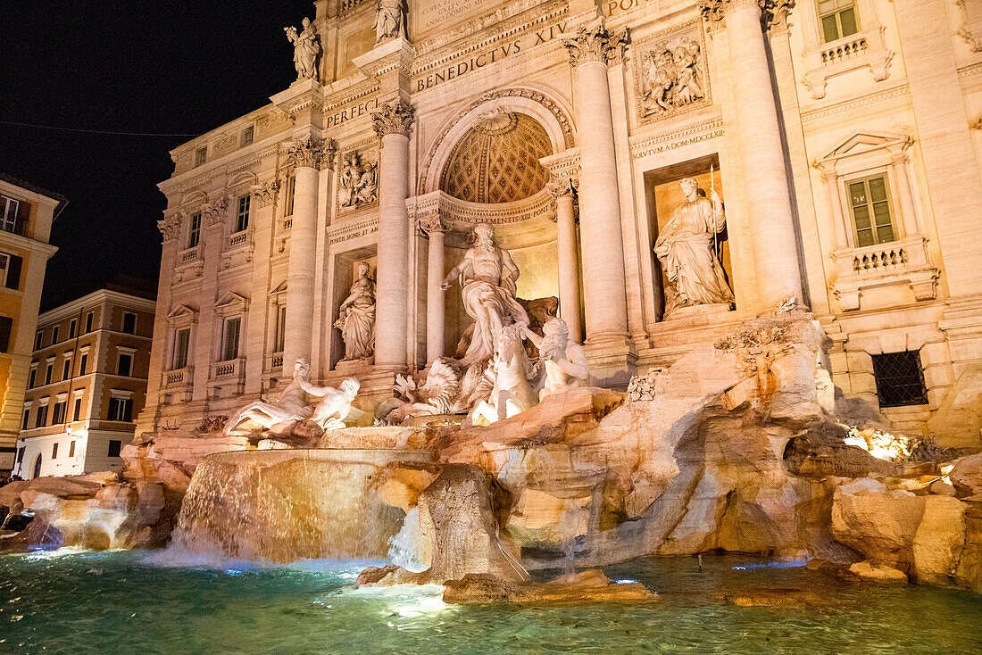 Fontana di Trevi Brunnen bei Nacht vor dem Palast 'Palazzo Poli', Piazza di Trevi, Rom, Italien