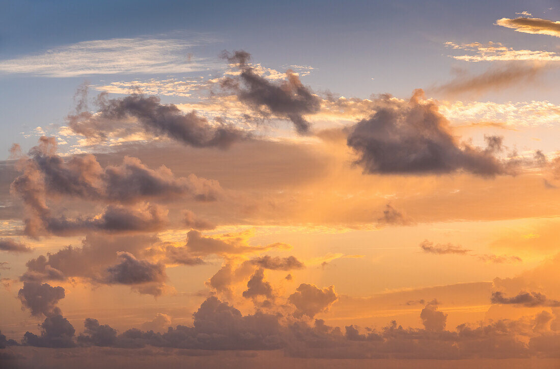 Goldene Wolken bei Sonnenaufgang