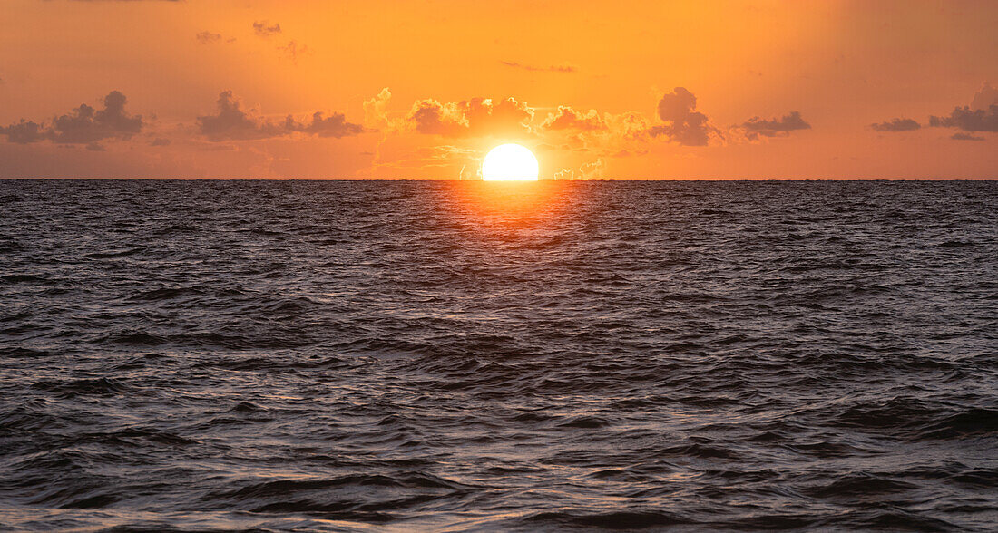Sonne geht über Ozean auf