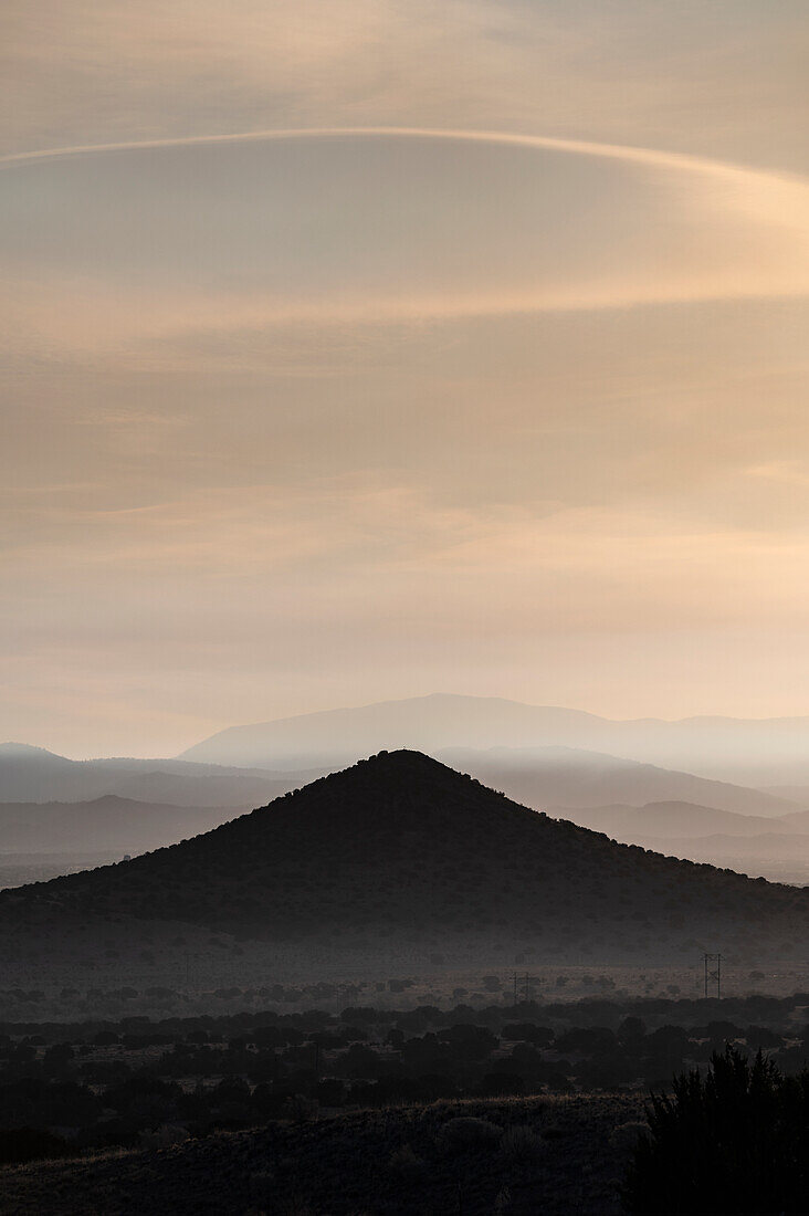 Rauch am frühen Morgenhimmel über Sangre de Cristo Mountains während Calf Canyon Hermits Peak Fire, La Ceinega, Santa Fe, New Mexico, USA