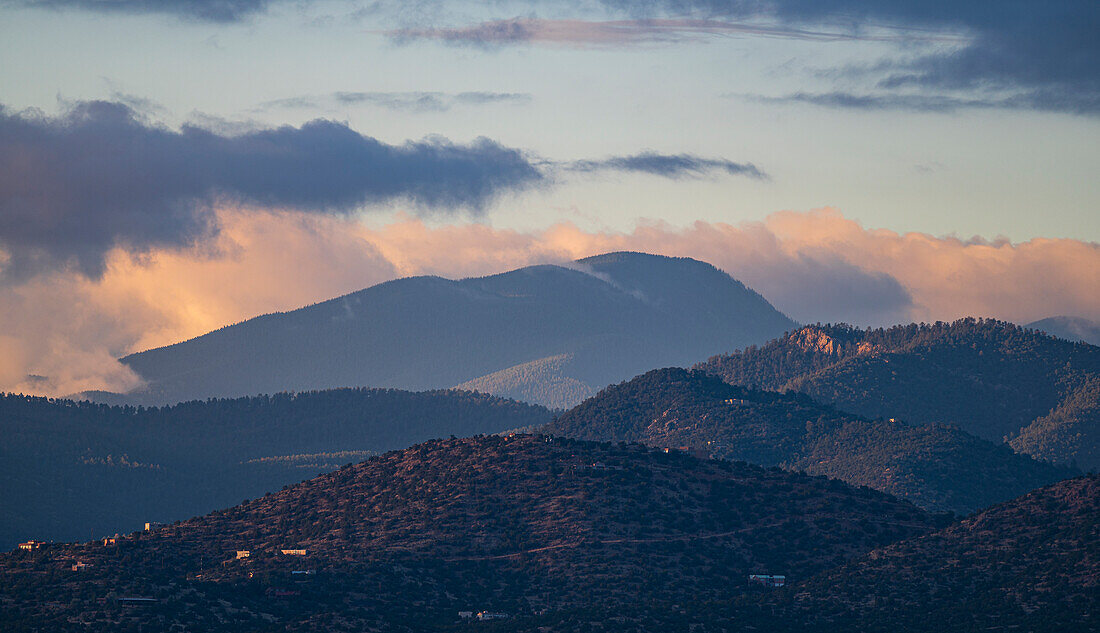 Usa, New Mexico, Santa Fe, Foothills of Sangre de Cristo Mountains at sunset