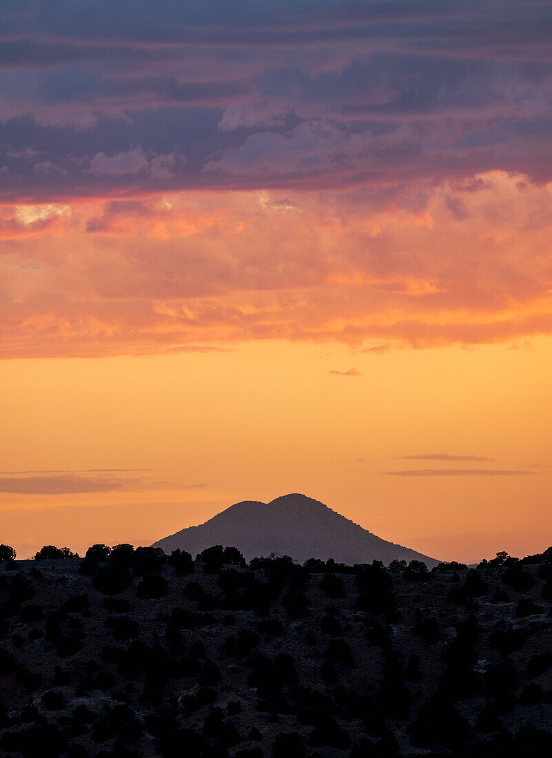 Blick über Galisteo Basin Preserve bei Sonnenuntergang, bei Lamy, Santa Fe County, New Mexico, USA