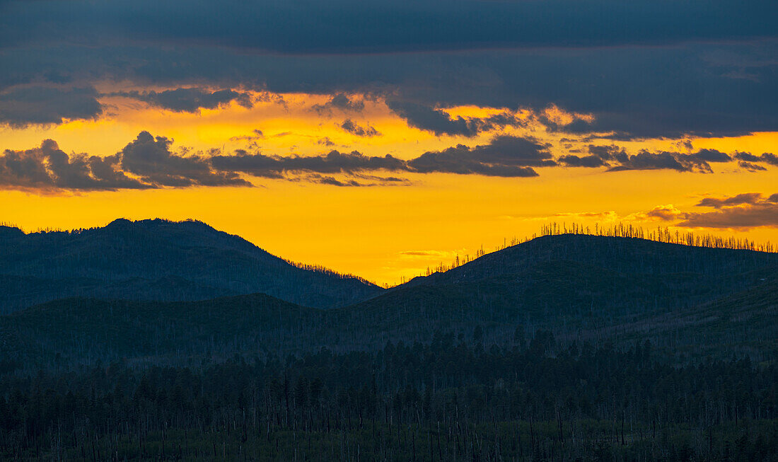 Berglandschaft über dem Bandelier National Monument bei Sonnenuntergang, Los Alamos, New Mexico, USA