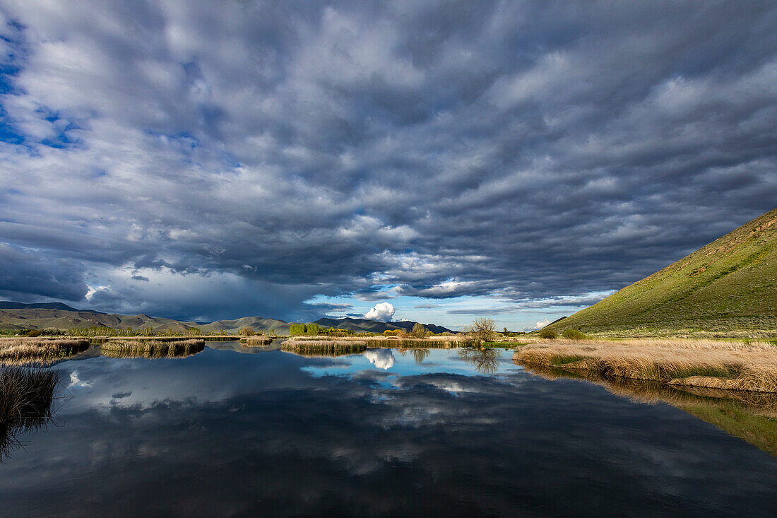 Usa, Idaho, Bellevue, Clouds reflected in pond near Sun Valley