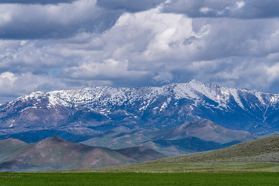 United States, Idaho, Fairfield, Clouds over snowy Soldier Mountain