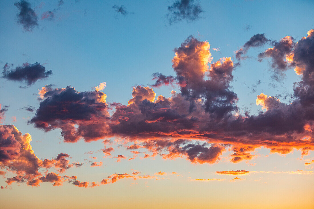 Himmel mit lila Wolken bei Sonnenuntergang