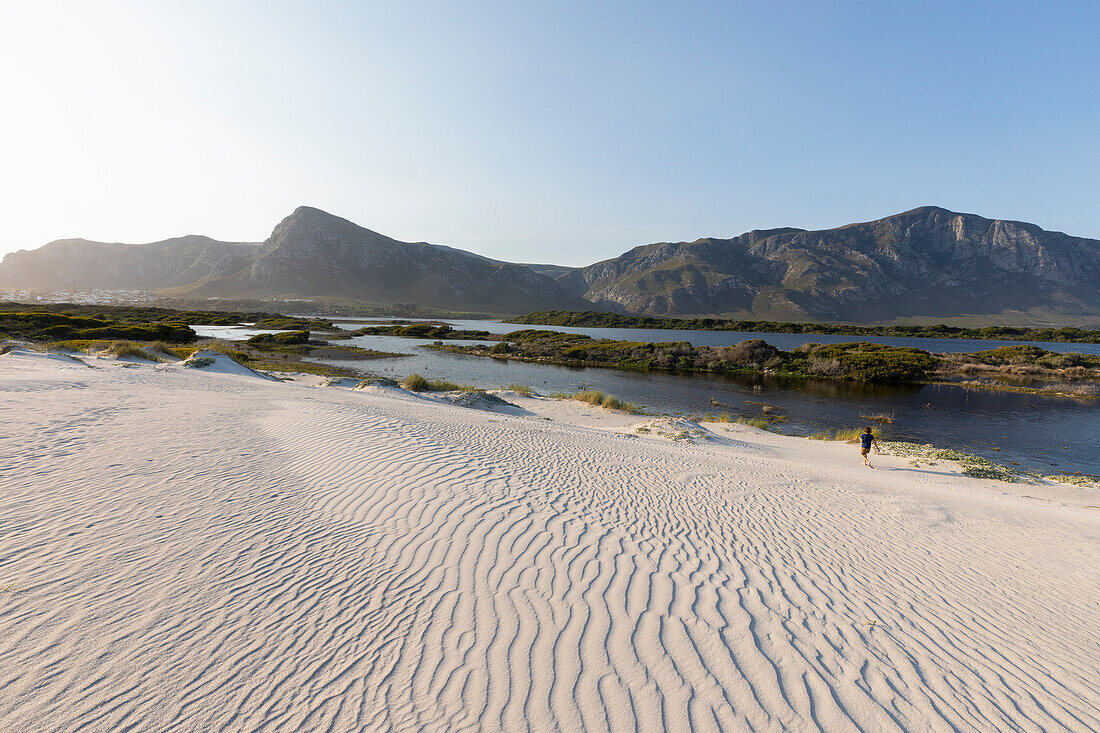 Junge (8-9) erkundet Grotto Beach, Hermanus, Südafrika