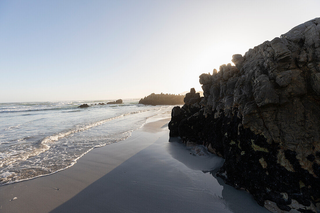 Voelklip Beach mit Felsen und Sand, Hermanus, Südafrika