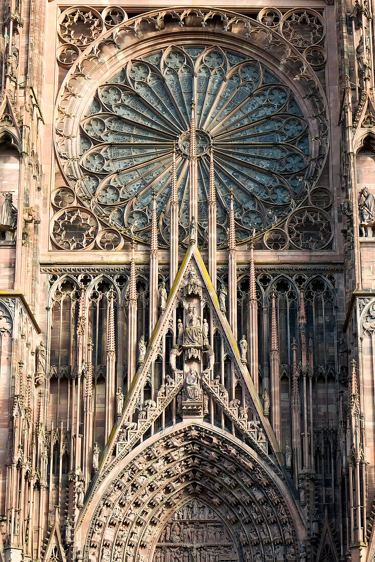 Frankreich, Straßburg, Fassade der Kathedrale Notre Dame von Straßburg