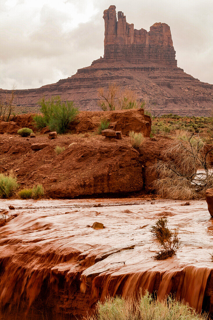 USA, Arizona, Monument Valley, Sturzflut liefen Arroyos im Monument Valley hinunter