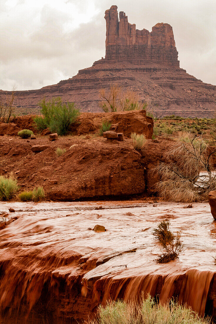 Usa, Arizona, Monument Valley, Flash flood running down arroyos in Monument Valley