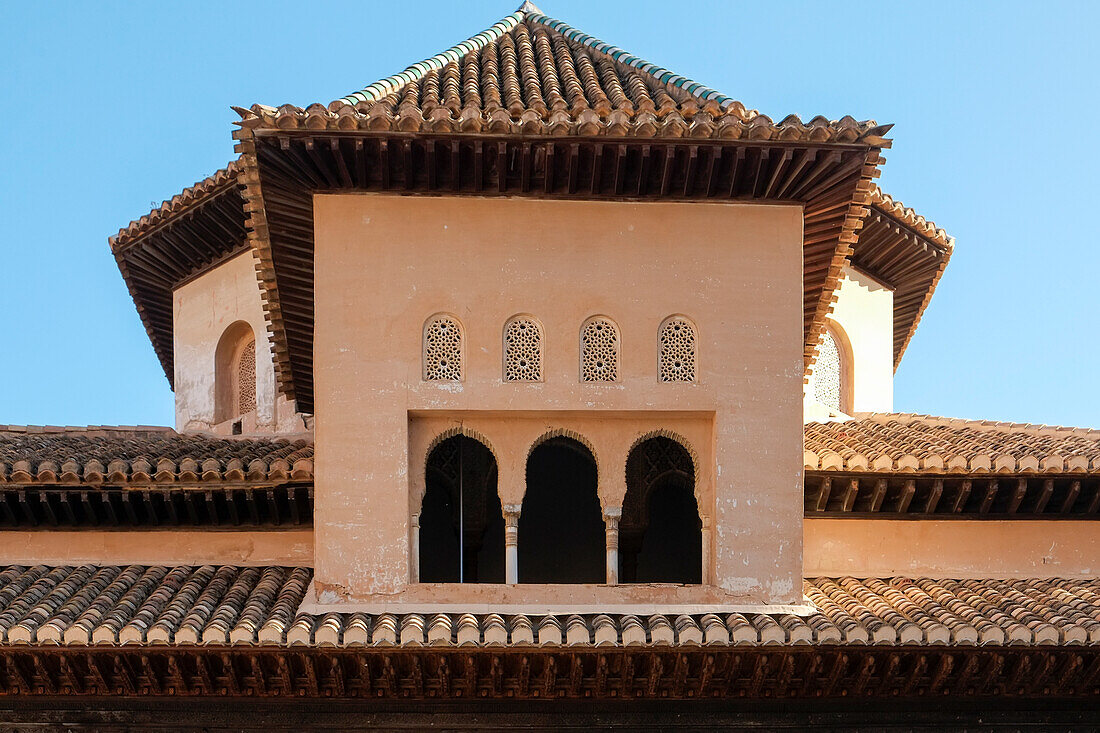 Spanien, Granada, Rundbogenfenster und Ziegeldach der Alhambra