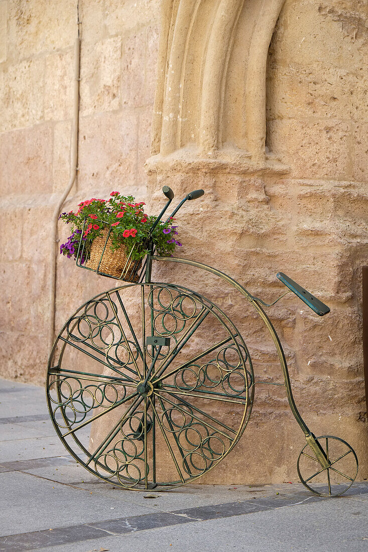 Spanien, Cordoba, Hochrad Fahrrad Pflanzer vor alten Gebäude aus Stein