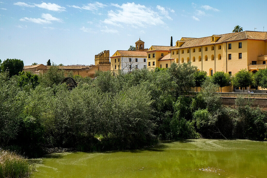 Spanien, Cordoba, Fluss und alte maurische Architektur