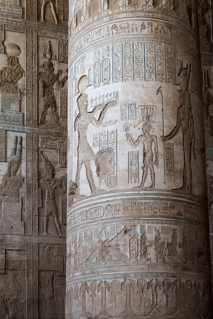 Ägypten, Esna, Hieroglyphen geschnitzt in Säulen im Tempel von Dendarah