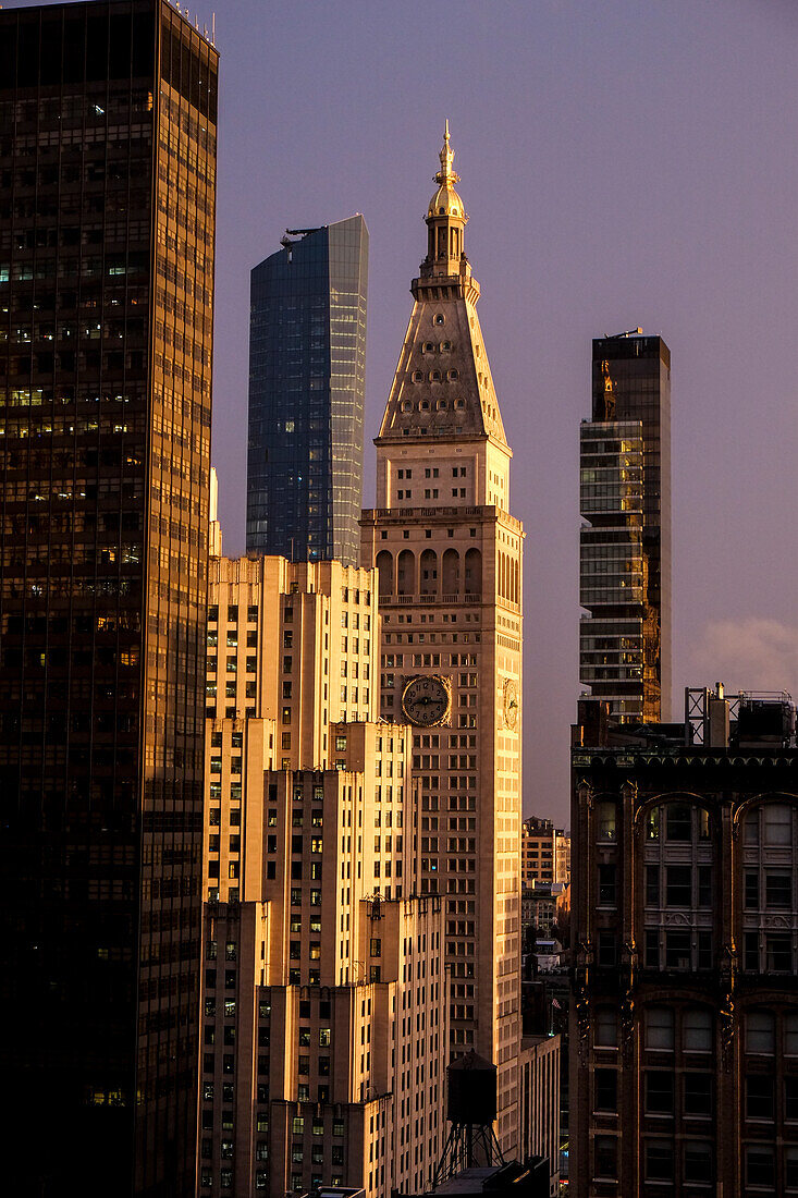 USA, New York, New York City, Wolkenkratzer im Stadtzentrum bei Sonnenuntergang
