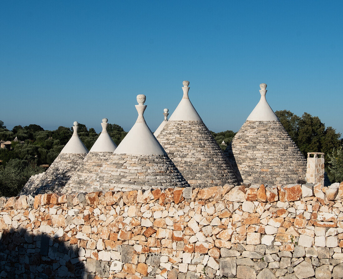 Italien, Apulien, Provinz Brindisi, Ostuni, traditionelle Trulli-Häuser