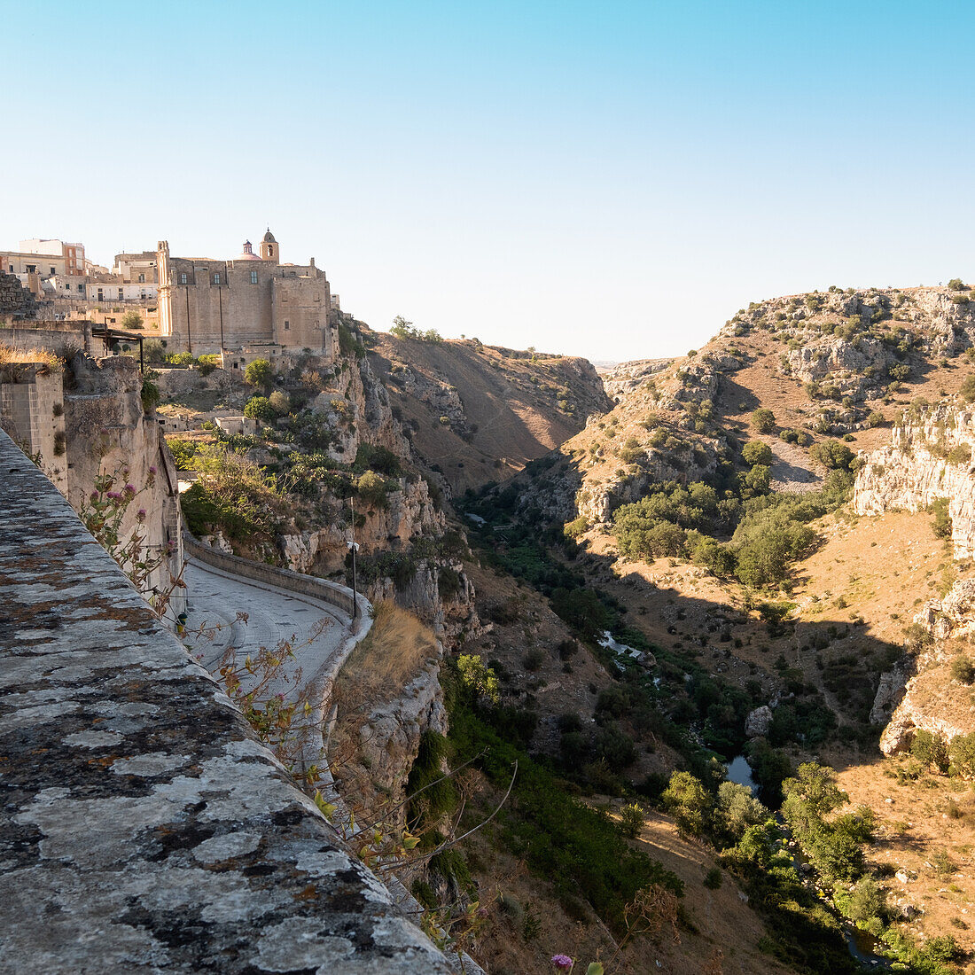 Italien, Basilikata, Matera, mittelalterliche Stadt neben der Schlucht