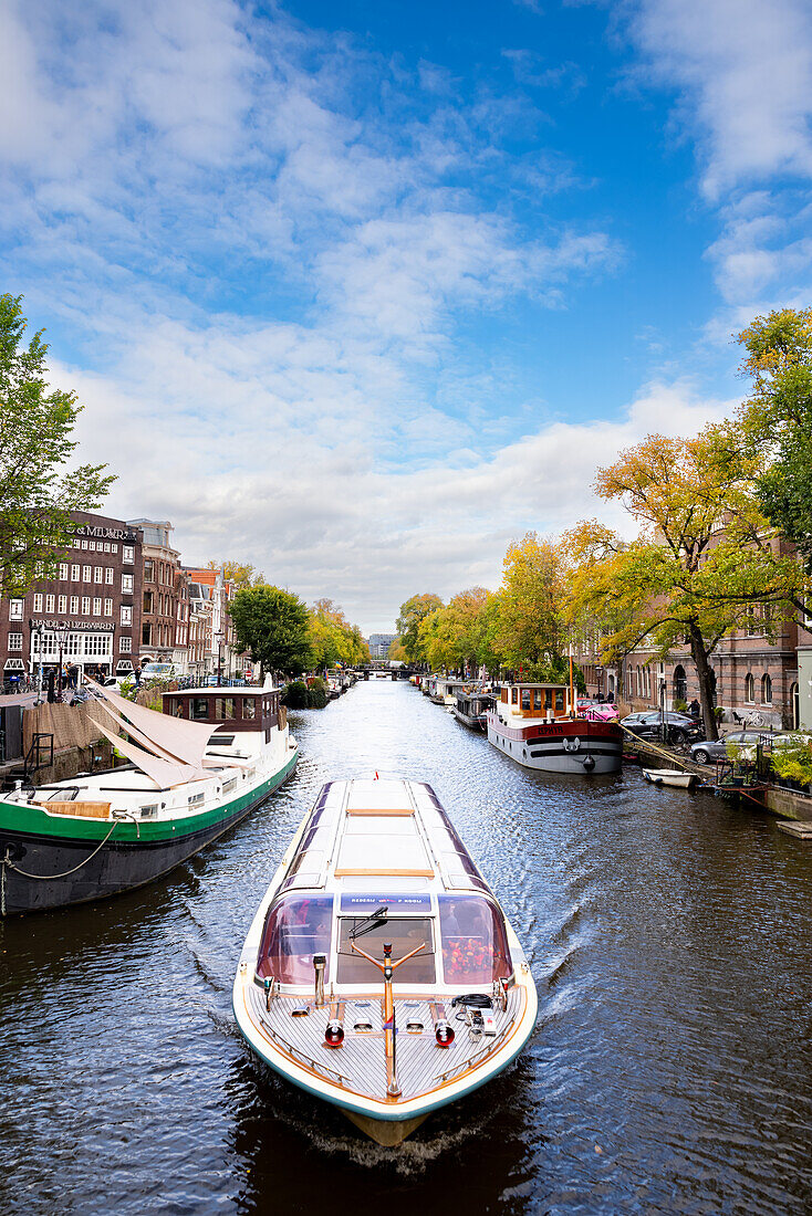 Boote und Ausflugsboot auf einem Kanal, Amsterdam, Holland