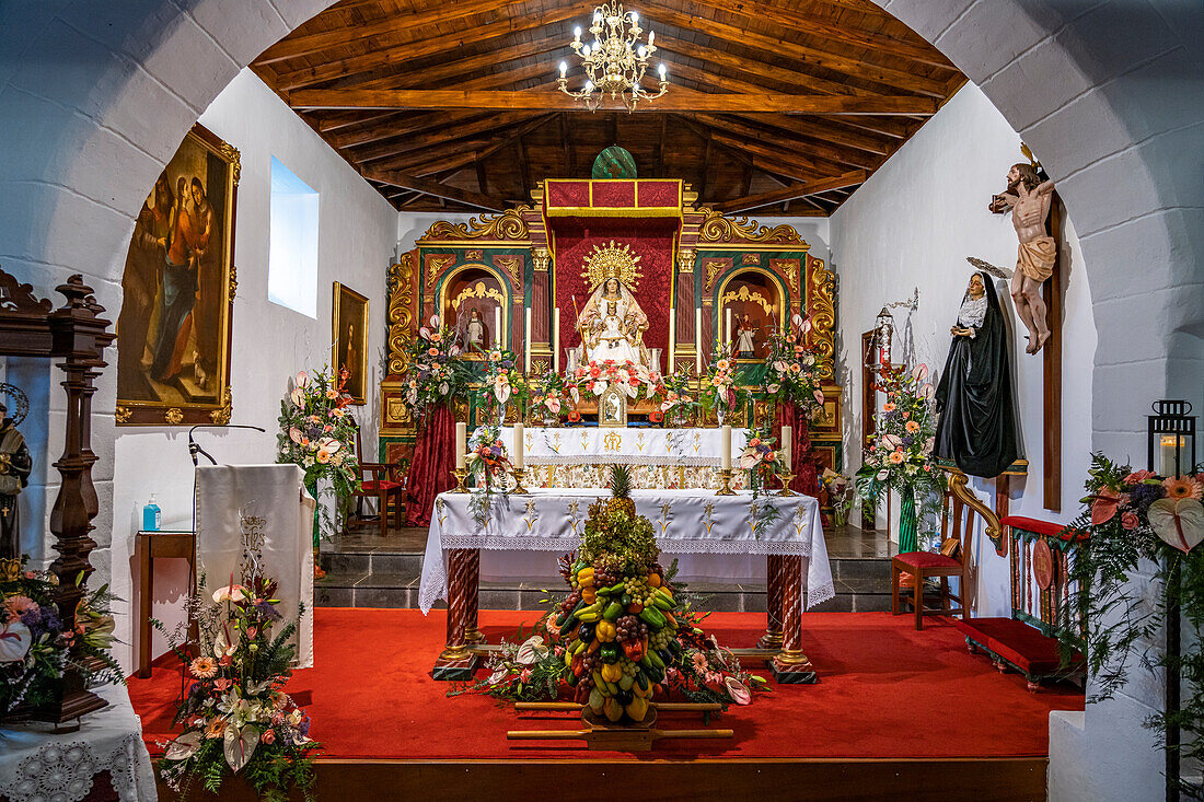 Die zur Bajada geschmückte Kirche Parroquia Nuestra Señora de la Salud in Arure, La Gomera, Kanarische Inseln, Spanien 