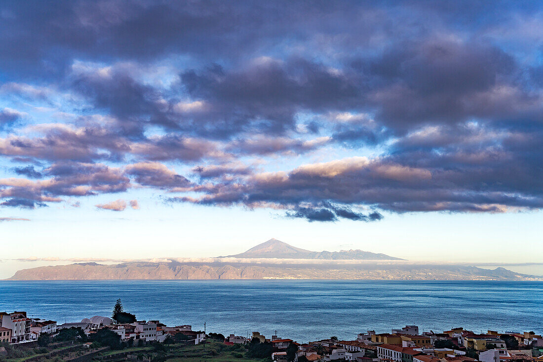 Blick vom Aussichtspunkt Mirador de Abrante auf Agulo und die Insel Teneriffa, La Gomera, Kanarische Inseln, Spanien 