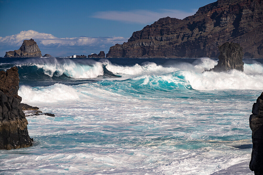 Brandung an der Küste bei La Maceta, El Hierro, Kanarische Inseln, Spanien