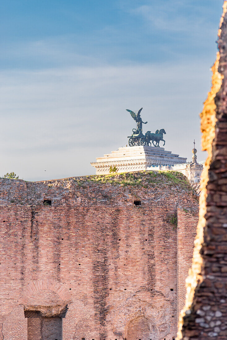 Blick von den Ruinen des Forum Romanum zum Monumento Nazionale a Vittorio Emanuele II, Palatin Hügel, Rom, Italien