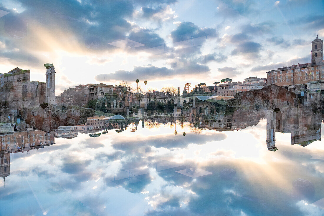 Spiegelung von Forum Romanum, Palatin Hügel mit Monumento Nazionale a Vittorio Emanuele II, Rom, Italien