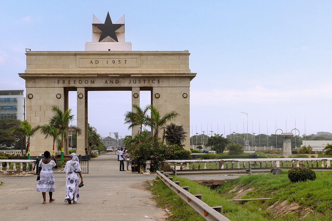 Black Star Square mit Indipendence Arch in Accra in der Greater Accra Region im Süden von Ghana in Westafrika